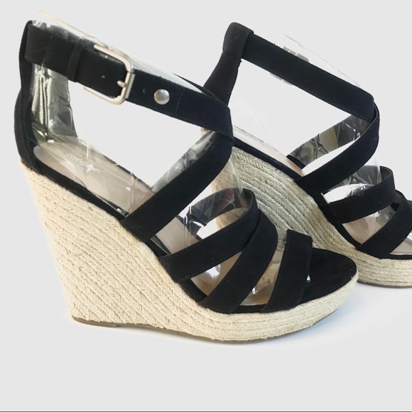 ⭐️LIKE NEW⭐️Women’s Black Strappy Wedge Sandal! - Picture 2 of 6